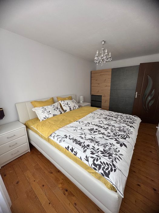 Vand apartament 3 camere in Aleşd bloc B5, Zona pietonala