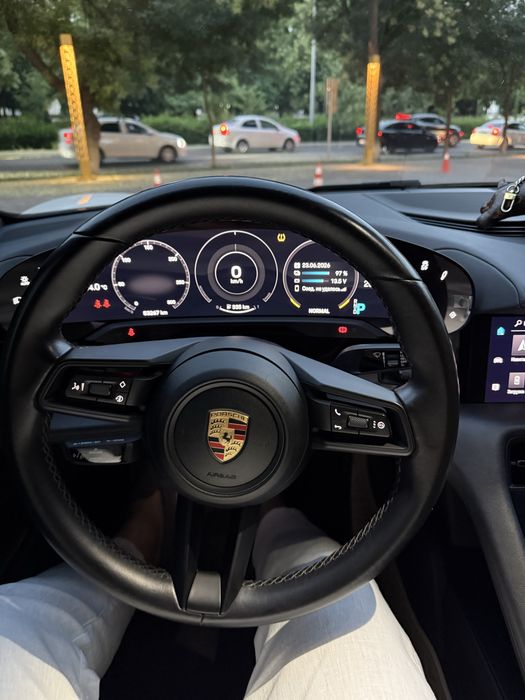 Porsche Taycan 2021 год
