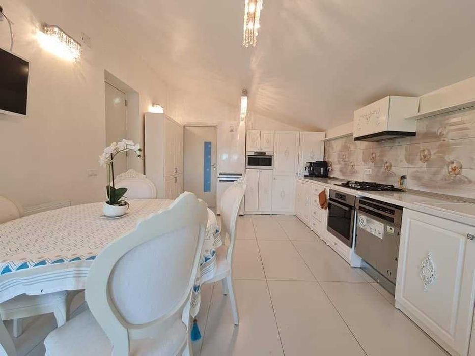 Casă elegantă, complet mobilată, cu curte amenajată