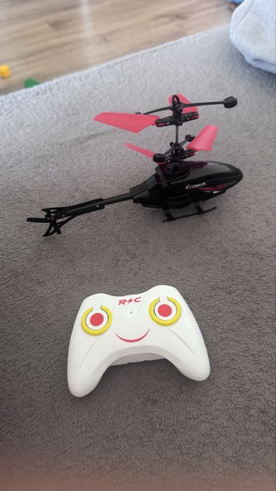 Elicopter care zboară cu telecomanda