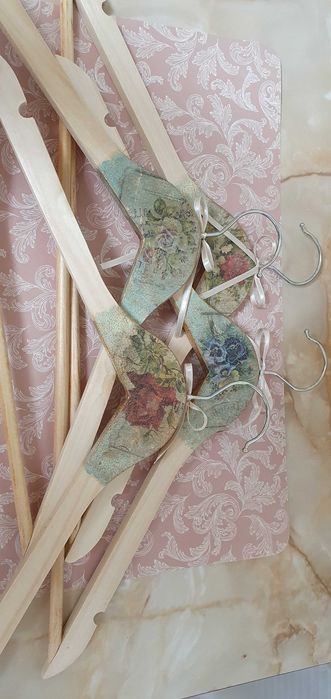 Дървени закачалки за дрехи, ръчно изработени с декупаж