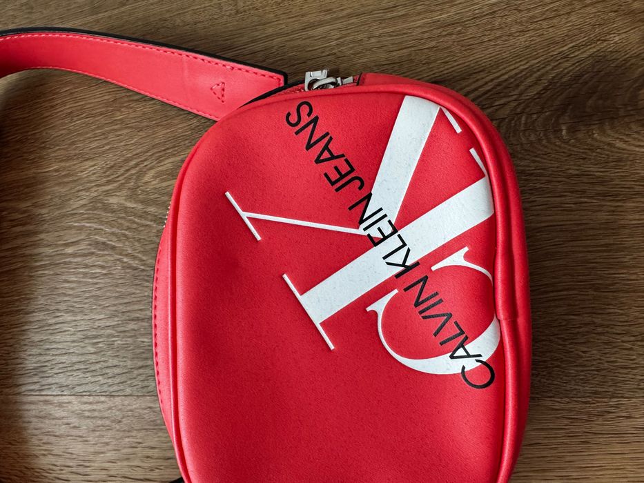 Нова Calvin Klein чанта за кръст