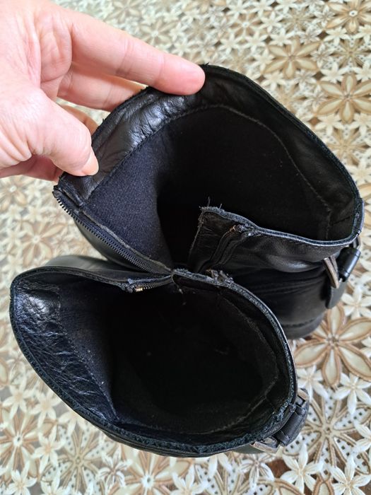 Botine negre,toc de 2cm,purtate de 2 ori