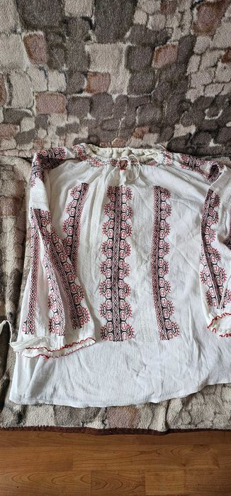 ie cu maneca lunga, motiv traditional romanesc