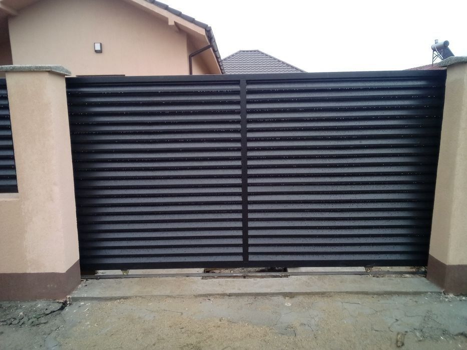 Construim la comanda dvs. garduri si porti din:
- panouri stil jaluzea