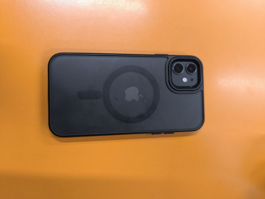 Продам Айфон 11 память 256