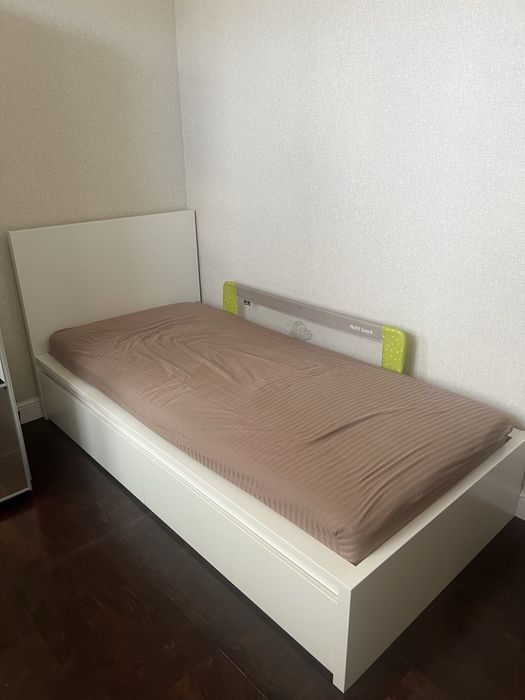 Кровать ikea с двумя ящиками и матрасом