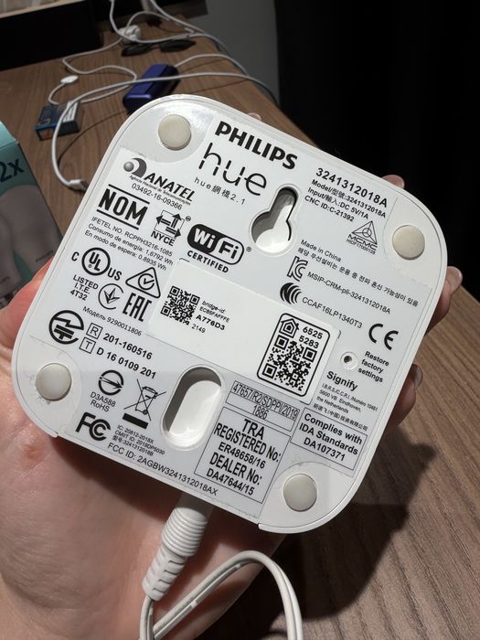 Philips Hue – Bridge + 5 becuri smart