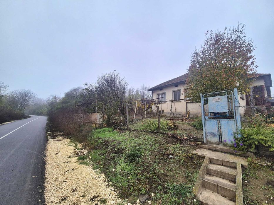 Къща "близнак" в с. Петокладенци обл. Плевен