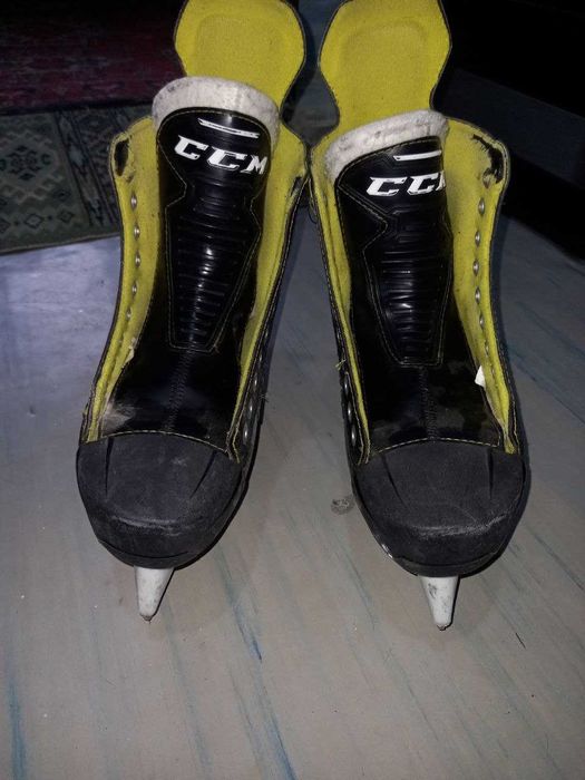 Продам хоккейные коньки CCM размер D8, или на наш 39-40.