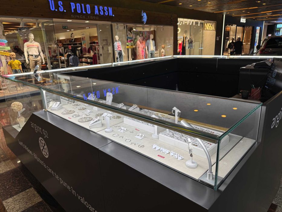 Vând Insulă Comercială Mall 12mp - Configurație aprobată Iulius Mall Timișoara (Gri Mat, Sticlă 10mm, BLUM)