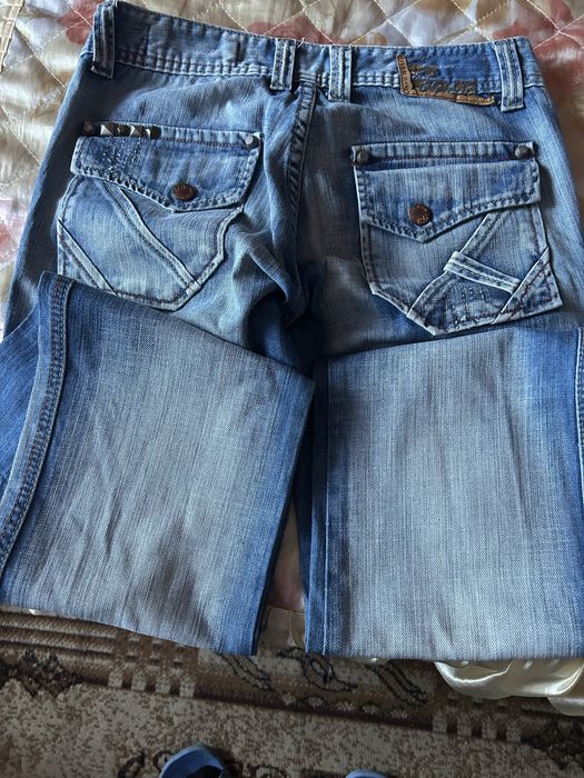 Тъмно сини дънки.