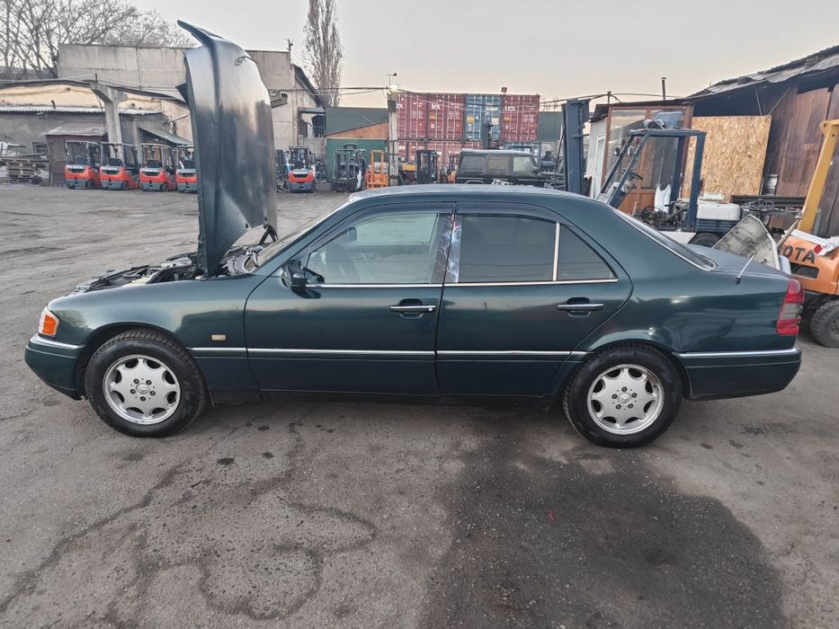 Мерседес w202 C220.