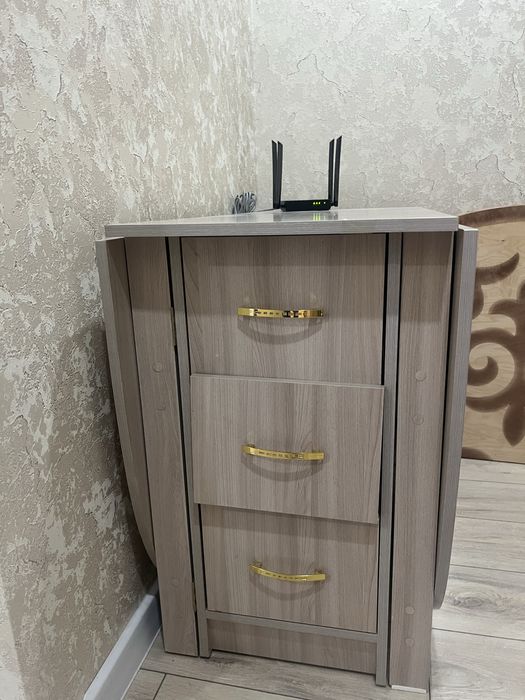 Продается хороший стол книжка