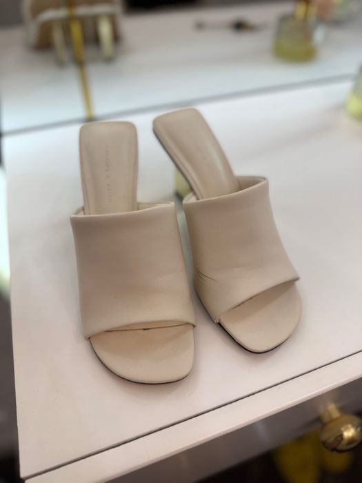 женская обувь на каблуке.