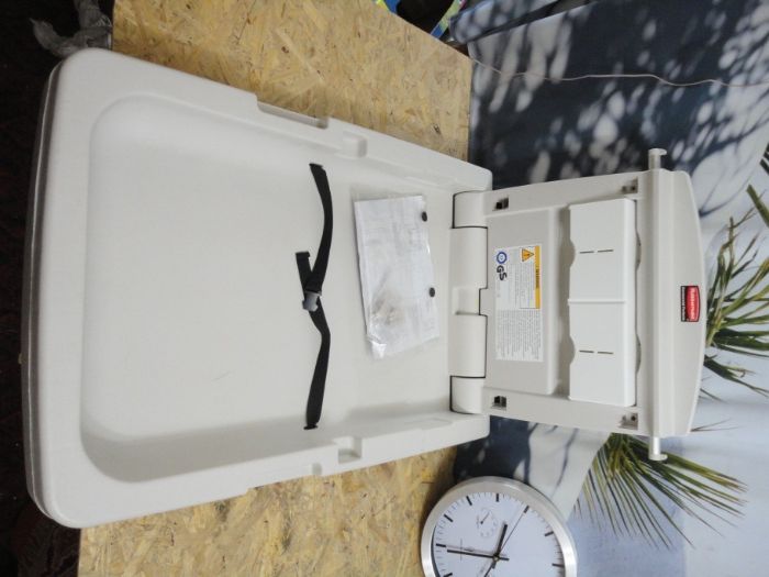 Rubbermaid Масa за повиване на бебета