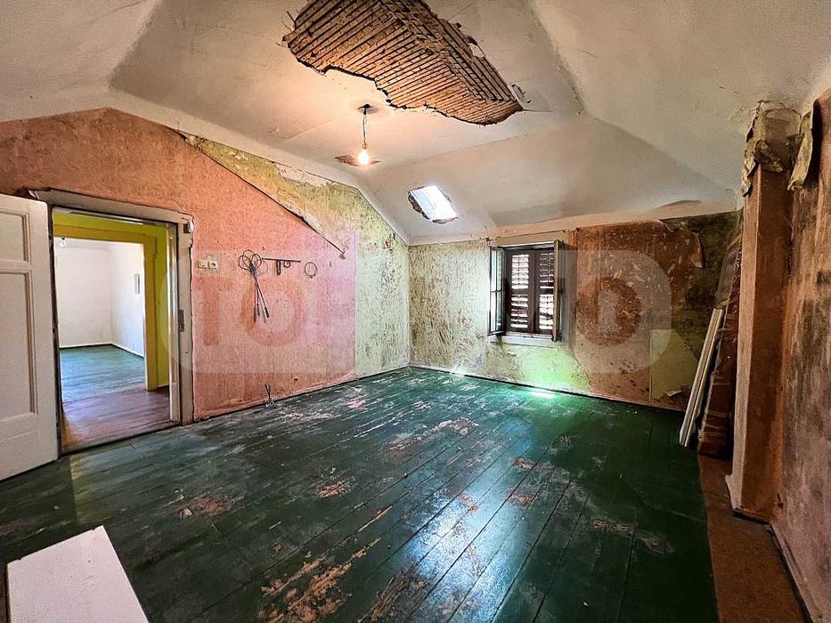 Двуетажна къща с голям парцел в Морската градина