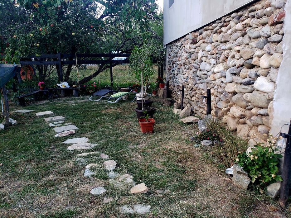 Vând casa aproape de oraș.