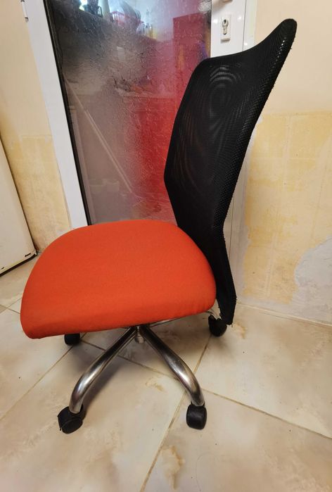 Продавам въртящ стол употребяван