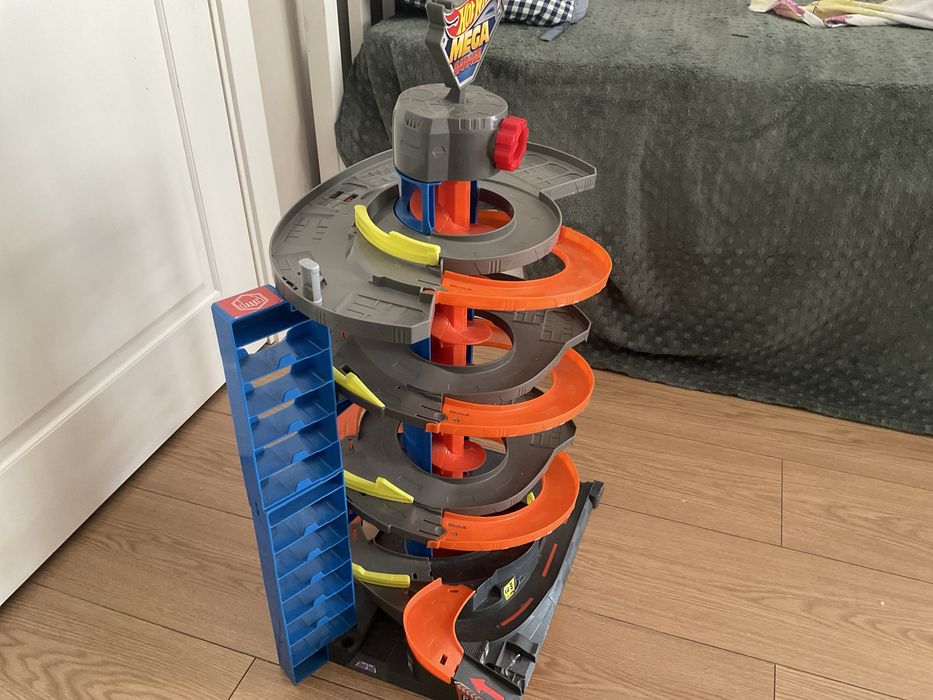 Продам Hot Wheels Mega Garage в отличном состоянии