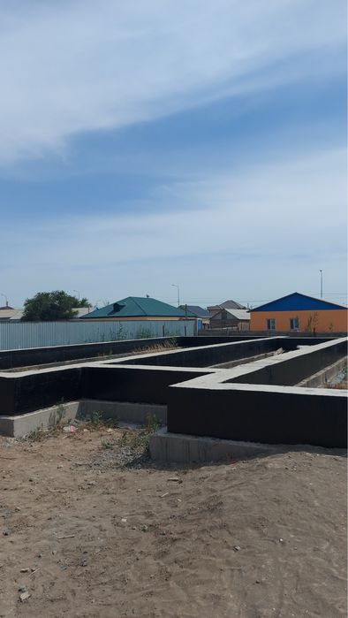 Земельный участок с фундаментом в центре