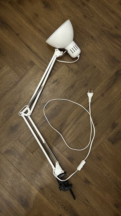 Продам лампу настольную