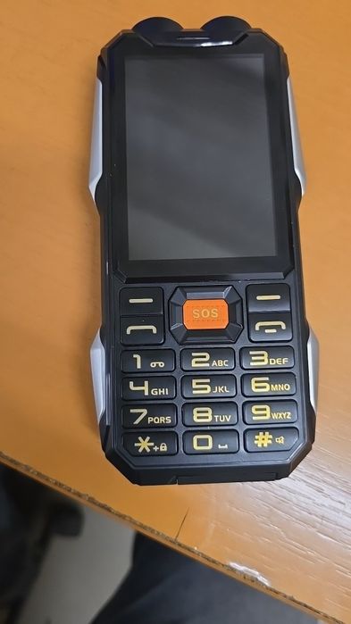 Мобилен телефон Yeemi Q9 с 4 SIM карти За възрастни хора, лов, риболов