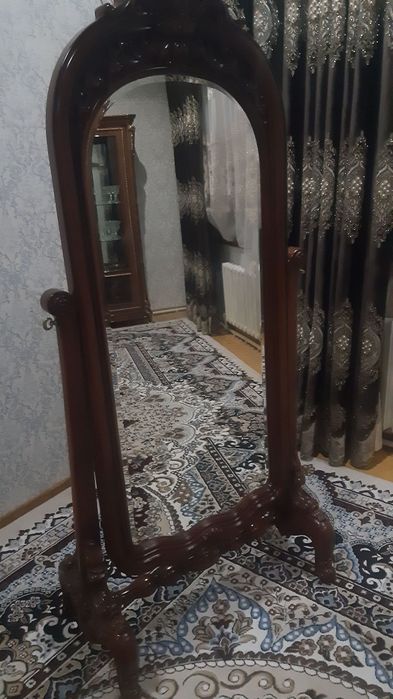 Продаётся стоячий зеркало