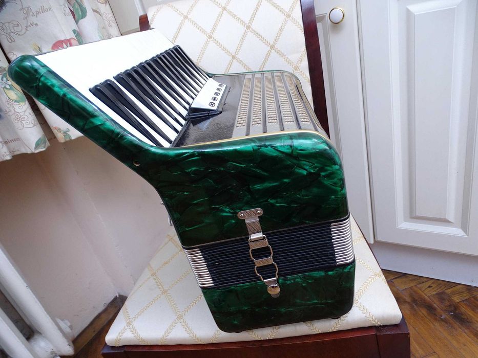 Много запазен стар акордеон Велтмайстер 60 баса