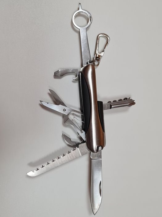 Ловецът сред "офицерските ножове"