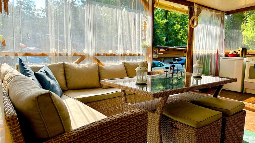 Продава се уютна каравана с веранда в къмпинг Атлиман край Китен