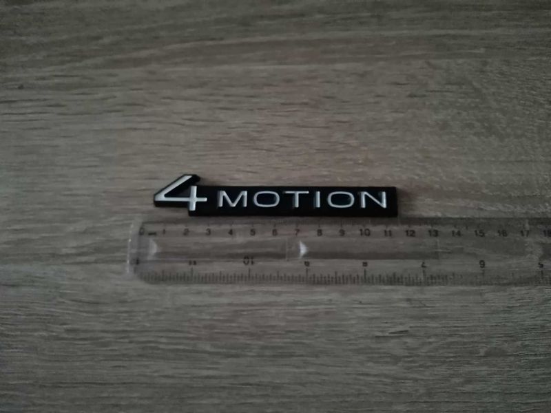 Volkswagen 4Motion бяло с черно емблема нов стил