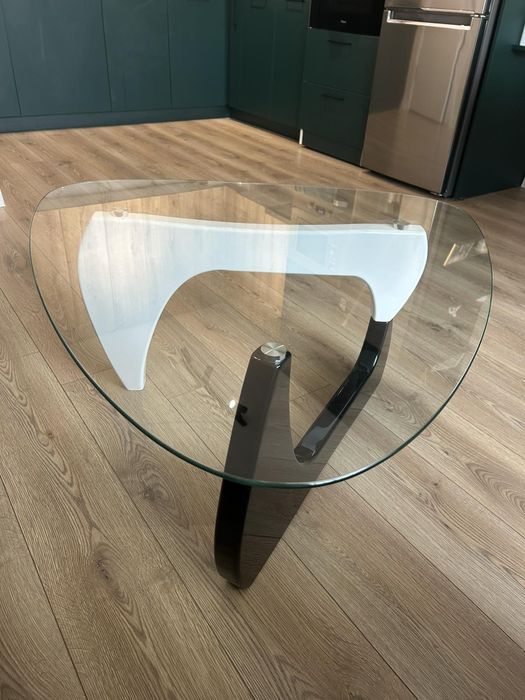 Стъклена холна маса