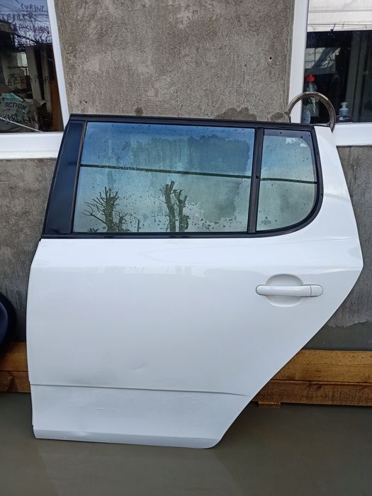 Vând ușă completa  spate stânga Skoda Fabia hatchback 2012
