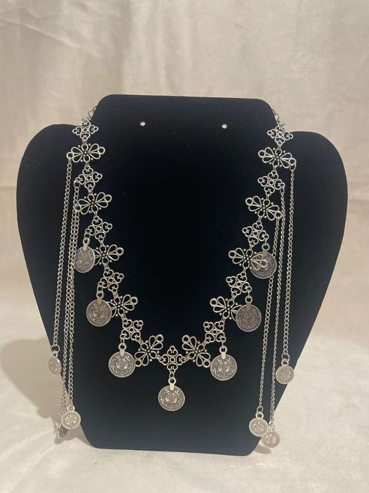 Қазақы тақия, әшекейлер.