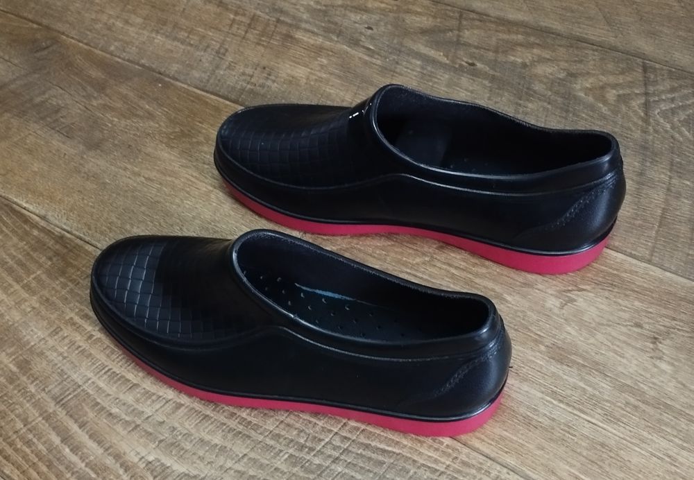 Обувь  резиновая , новые , 43 размер.