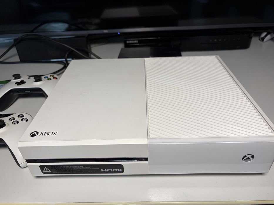 Vând Xbox One - UK Edition + 2 Controlere + 6 Jocuri Incluse | Stare Impecabilă