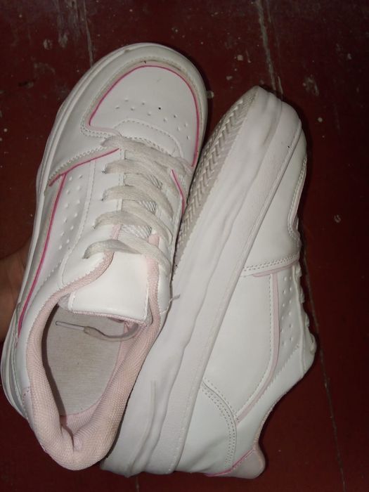 аяқ киім сатылады!