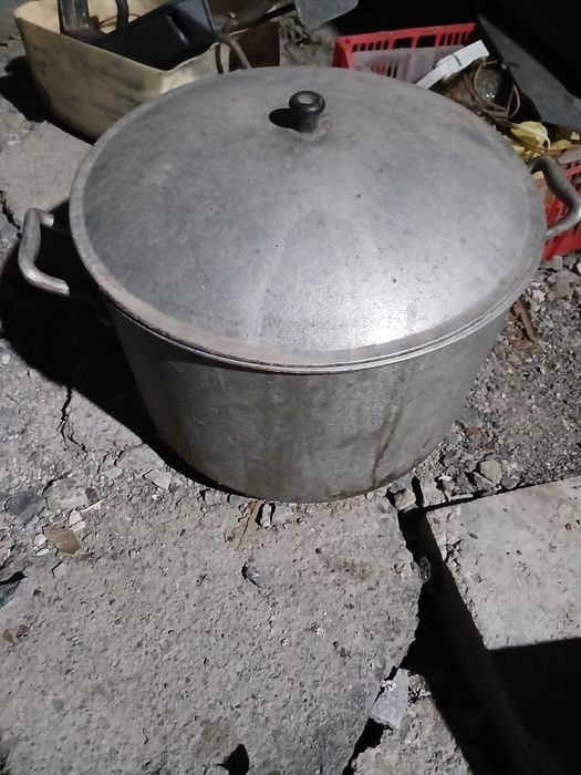 Кастрюлю чугунную продам
