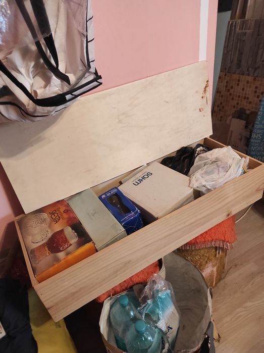 Vand mobila veche,masuta,comoda,dulap,sifonier,lada,masute,lazi,