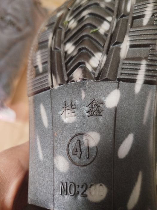 Продам кроссовки жен