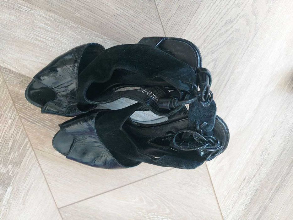 Женские босоножки