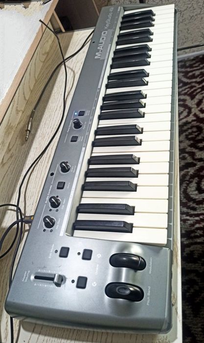 M-Audio KeyStudio 49I midi klavish sotiladi