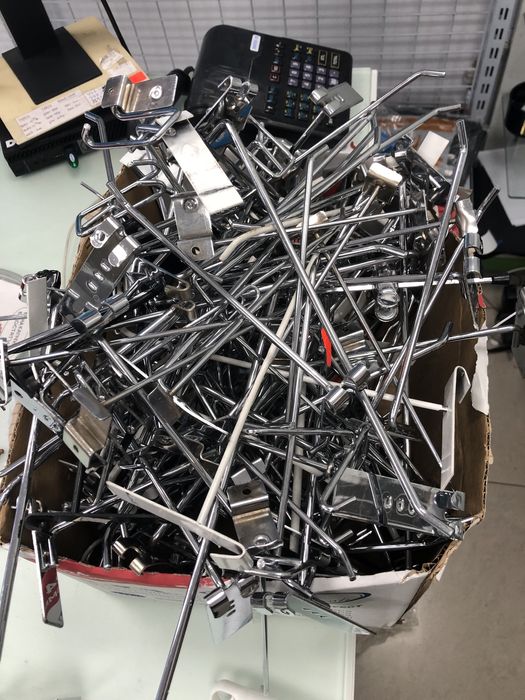 Метални стелажи бели