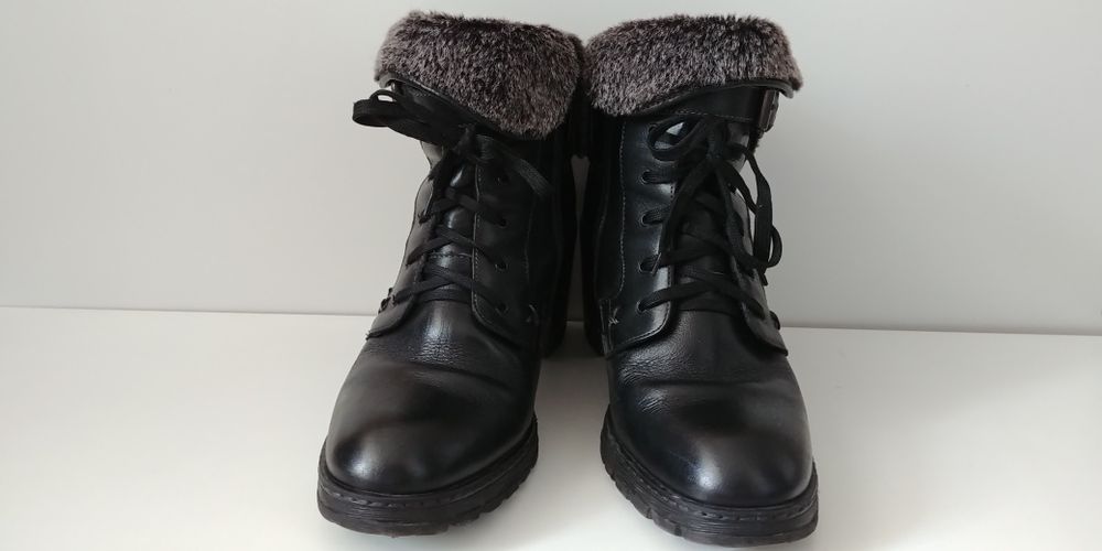 Ghete cu șireturi și toc lat