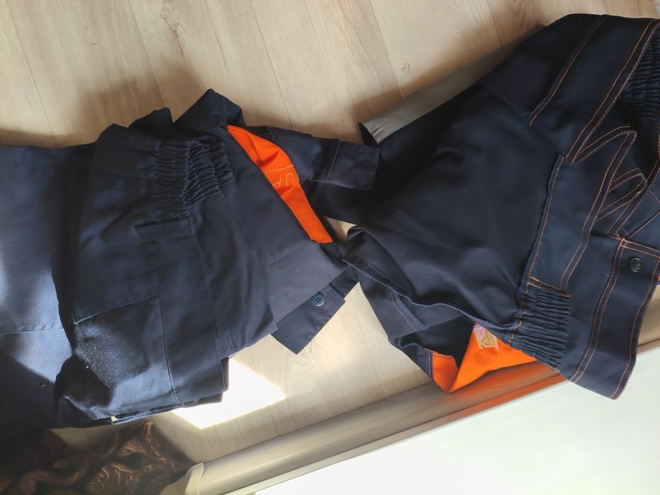 Продам спецодежда две пары и дождевик