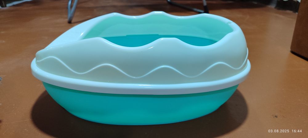 Продается новый лоток для кошек с высокими бортами.