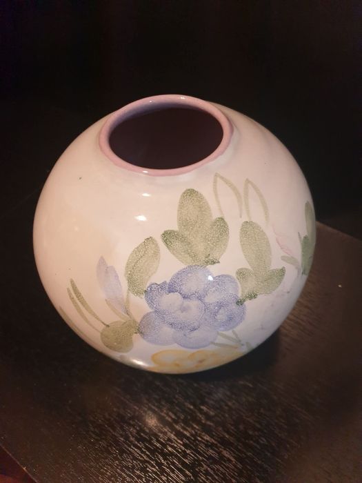 Кръгла керамична ваза.