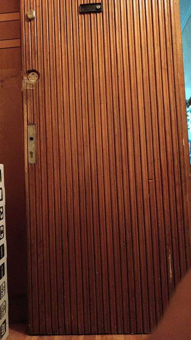 Продаётся дверь дубовая