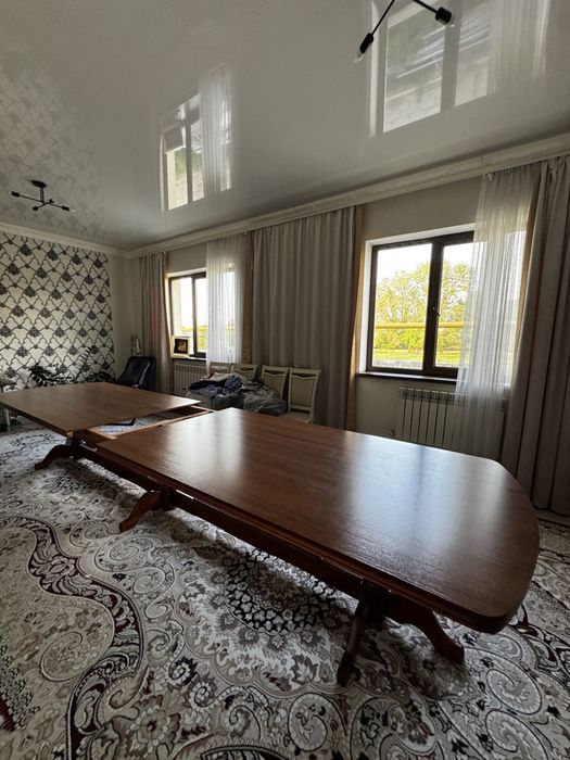 Гостиный стол красное дерево